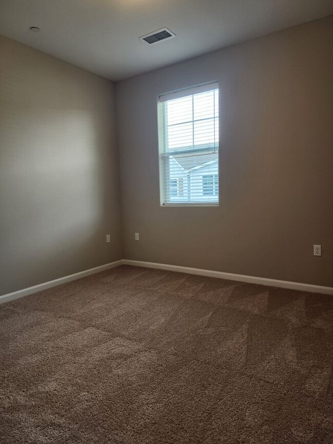 Building Photo - 4/2.5 Modern & Beautiful Townhome in Minden