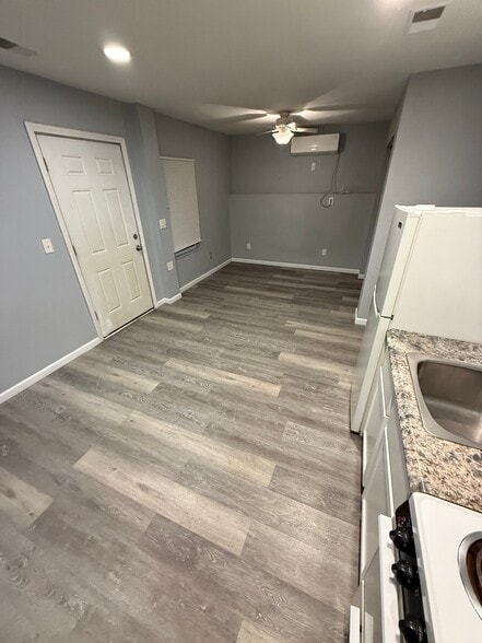 Building Photo - 5423-5425 E 27th St