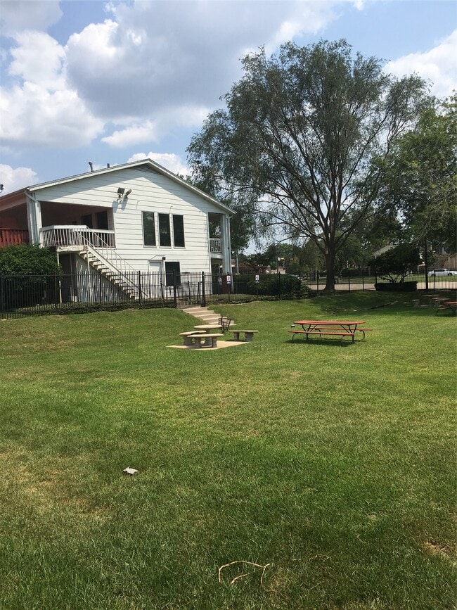 Building Photo - 3010 Beecave Dr