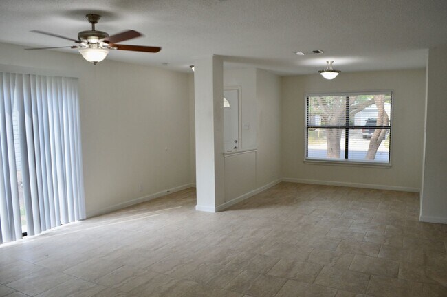 Building Photo - Beautiful 2 bed 2 bath with new flooring a...