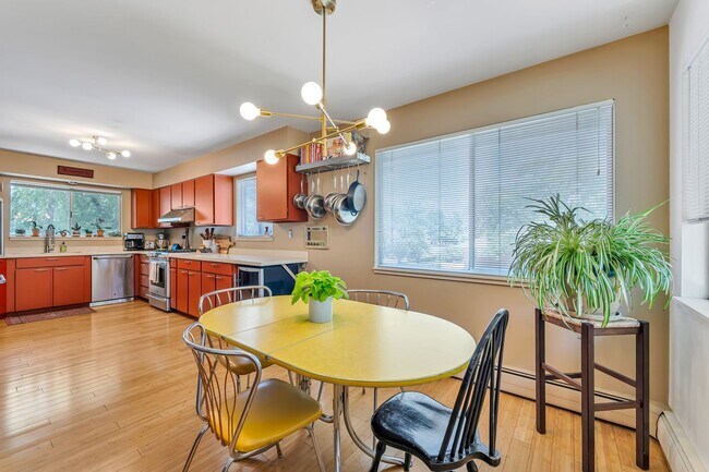 Building Photo - Renovated Mid Century Modern Home in the D...