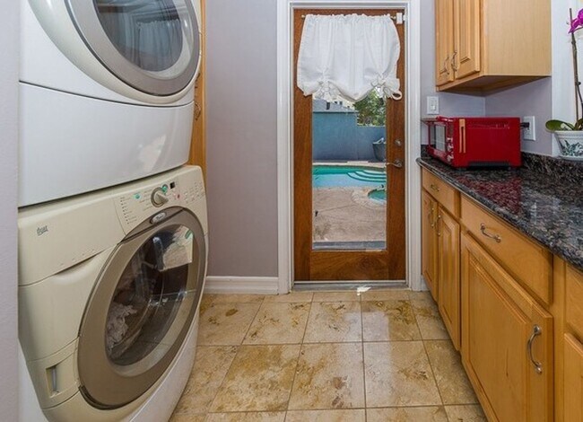 Building Photo - PRIVATE HOUSE.. POOL.  3 Bedroom + 2 Bath. In UNIT WASHER / DRYER