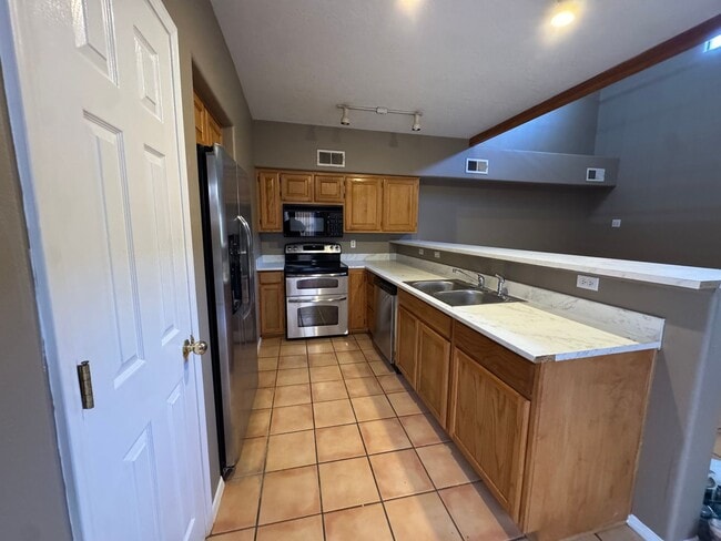 Building Photo - Prime Location University Townhome!