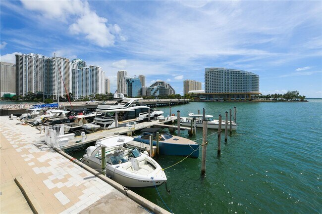 Building Photo - 801 Brickell Bay Dr