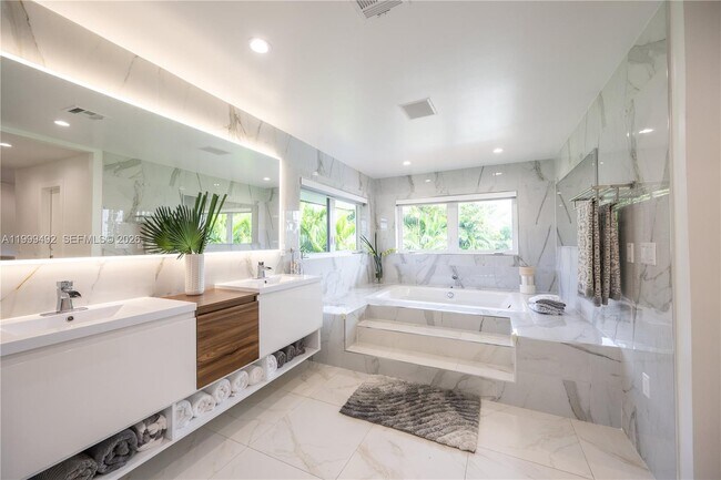 Building Photo - 7125 Los Pinos Blvd