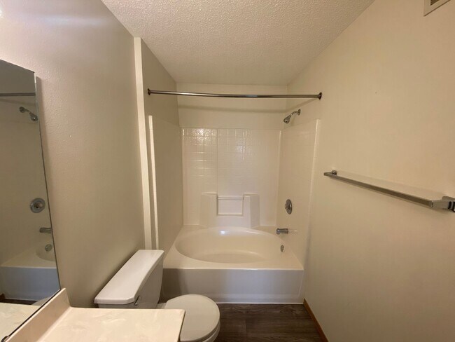 Building Photo - 3 bedroom, 2 bath Townhome located in Sout...