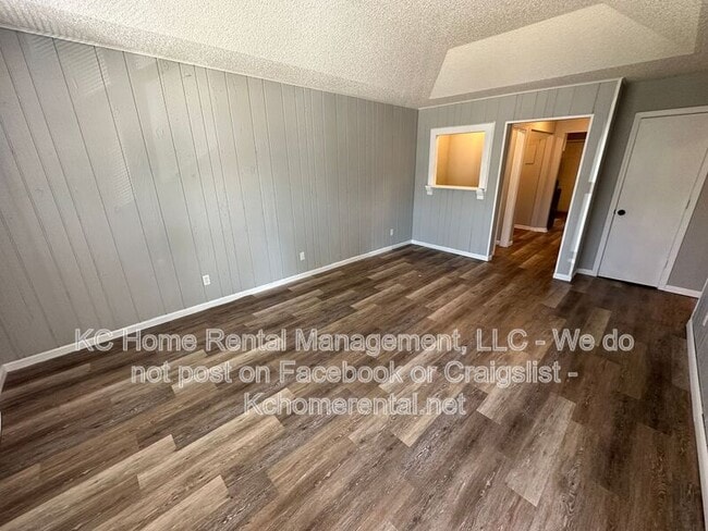 Building Photo - 9227 E 54th St