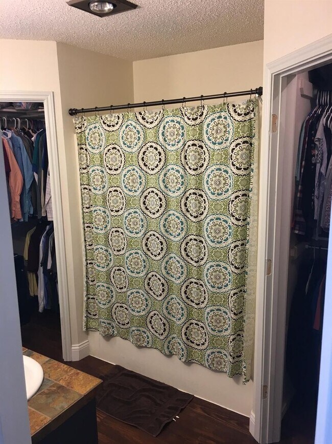 Building Photo - Available JULY 1st! Beautiful clean open concept home!