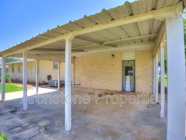 Building Photo - 3121 Lakeside Dr
