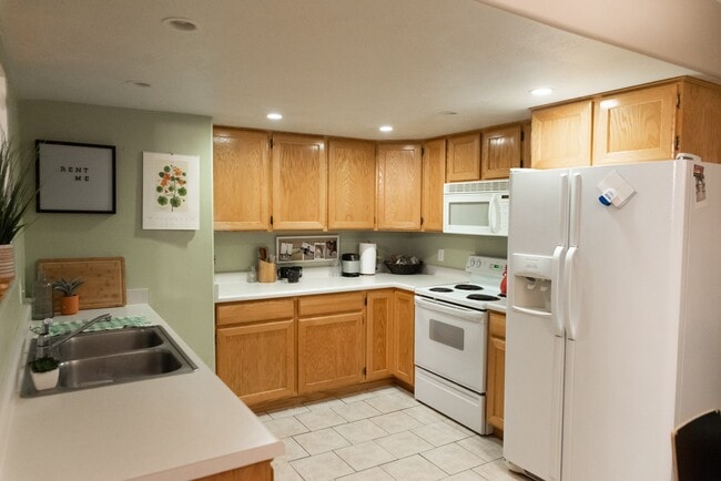 Building Photo - Orem Condo