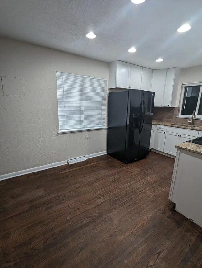 Building Photo - 8560 Cedar Ln