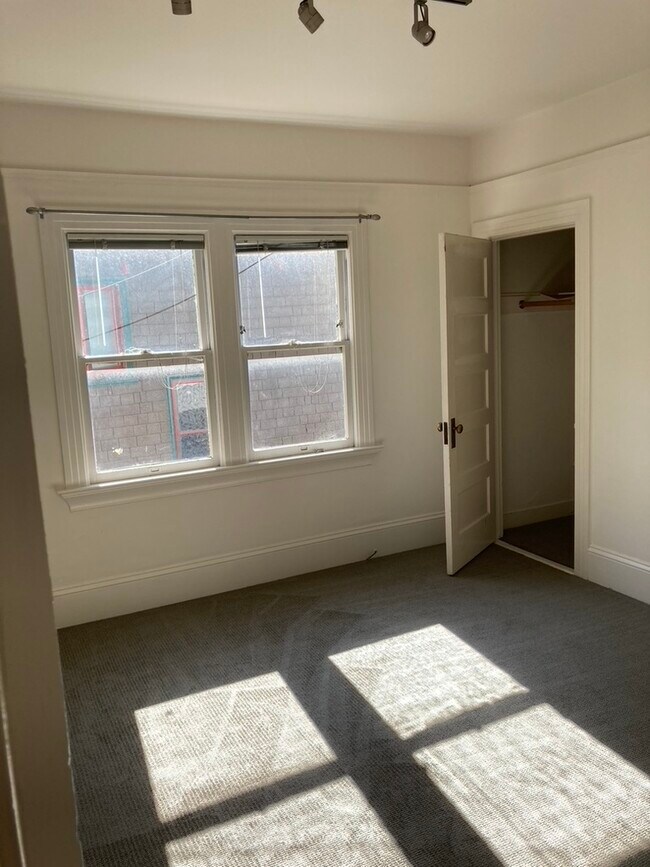 Building Photo - 3864 Howe St