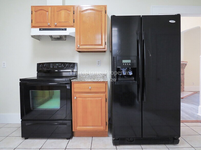 Building Photo - 212 E 6th St