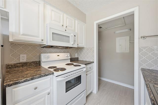 Building Photo - 1471 Meadowood Village Dr