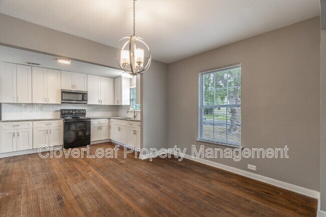Building Photo - 402 W Wildwood Dr