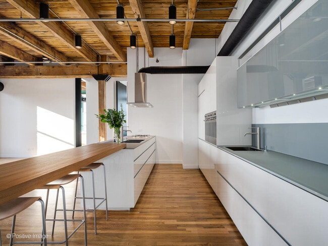 Building Photo - 312 N May St