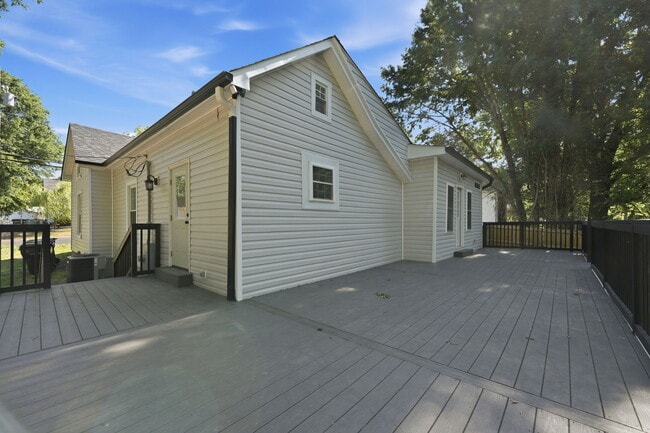 Building Photo - 1106 Attica St