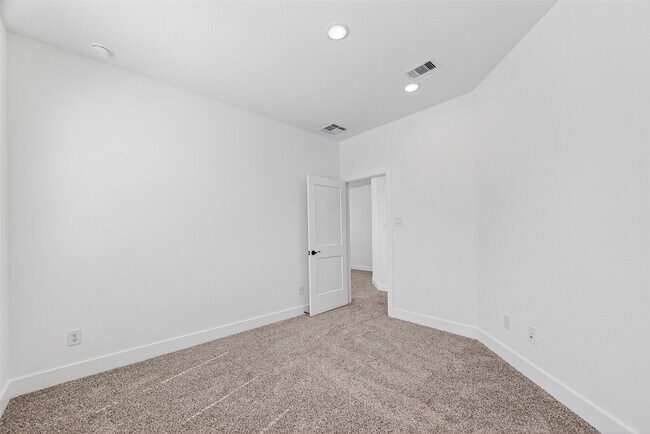 Building Photo - 24011 Breezy Bank Trl