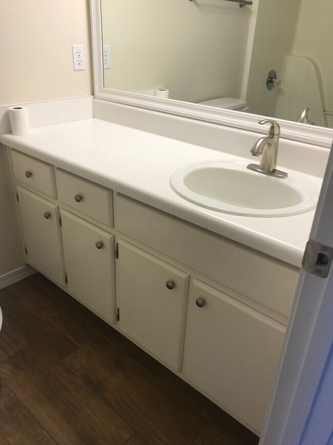 Building Photo - Convenient Location to Hulrburt Field