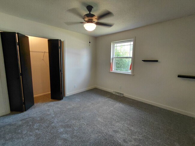 Building Photo - Home close To FLW
