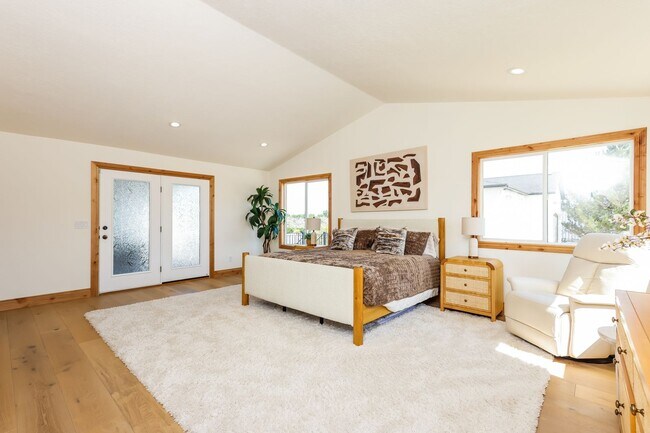 Building Photo - 6 Bed/6 Bathroom house in Riverton