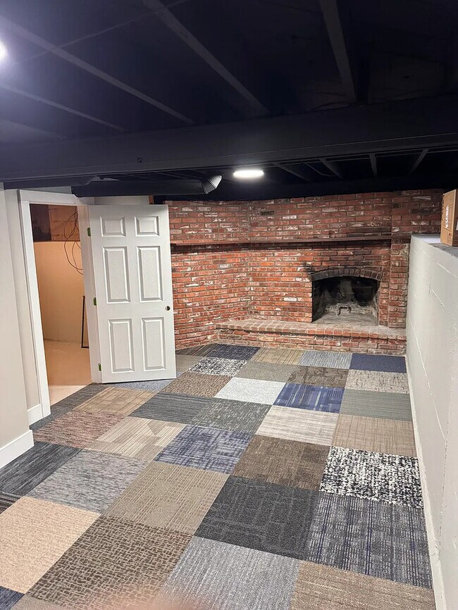 Building Photo - Single family home for rent 2 bed 1 bath detached garage