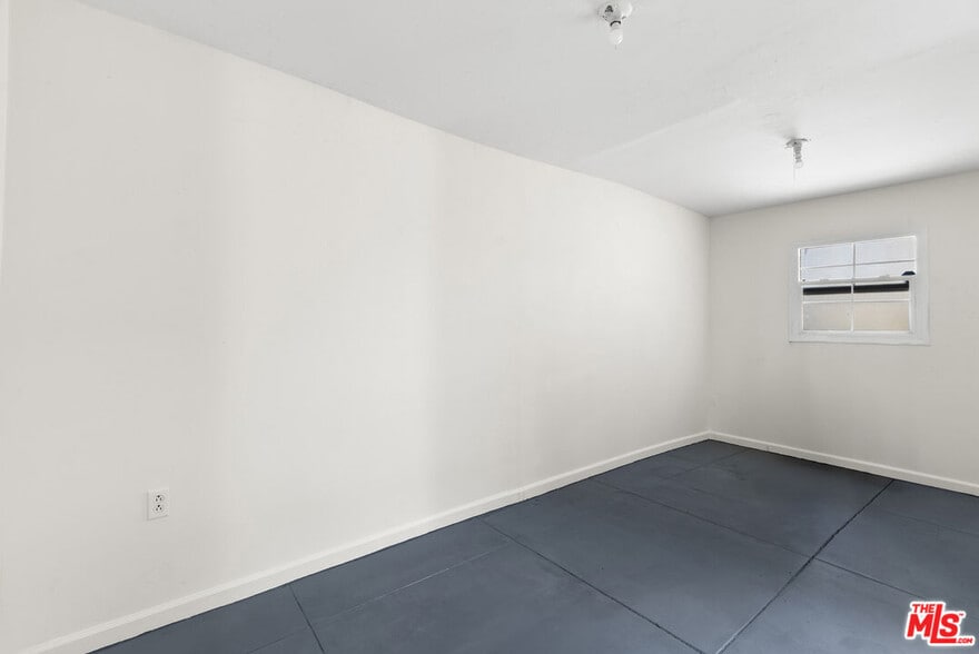 Building Photo - 515 N Kings Rd