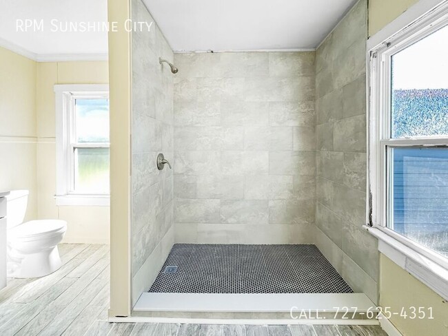 Building Photo - 710 S 50th St