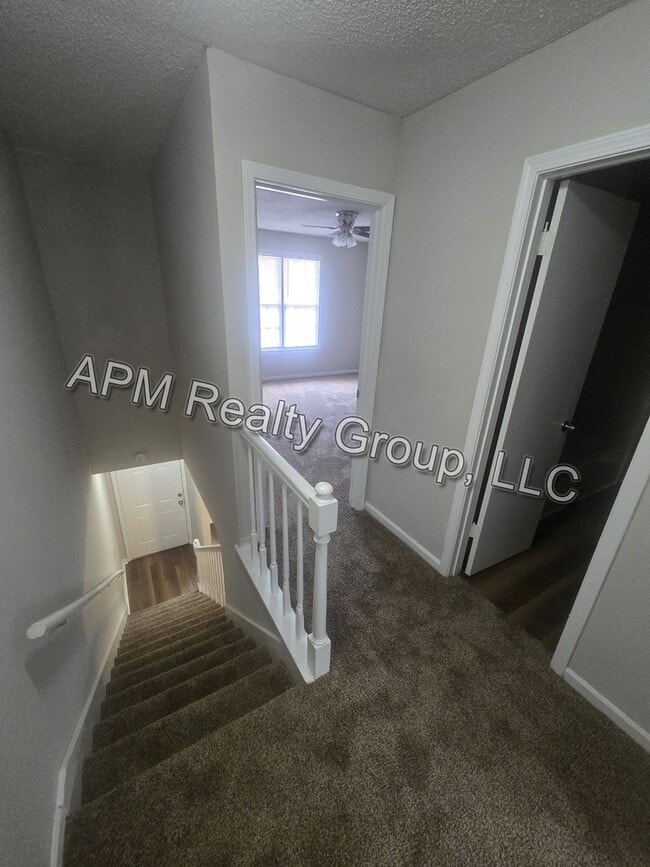 Building Photo - Updated Harbison Townhouse