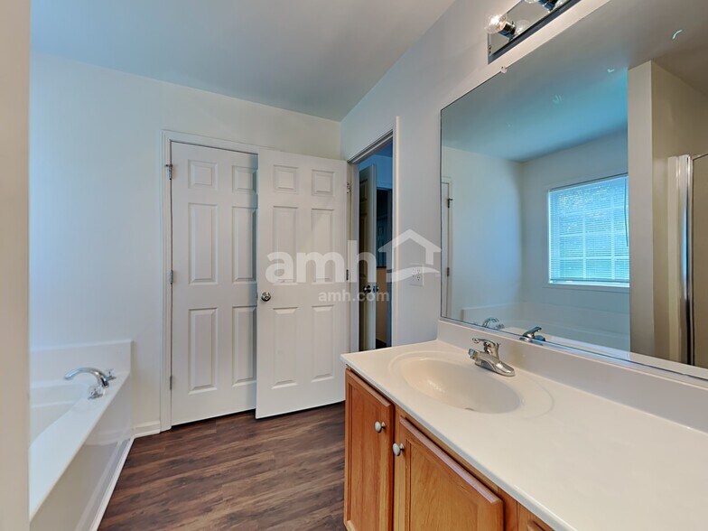 Building Photo - 606 3 Oaks Dr