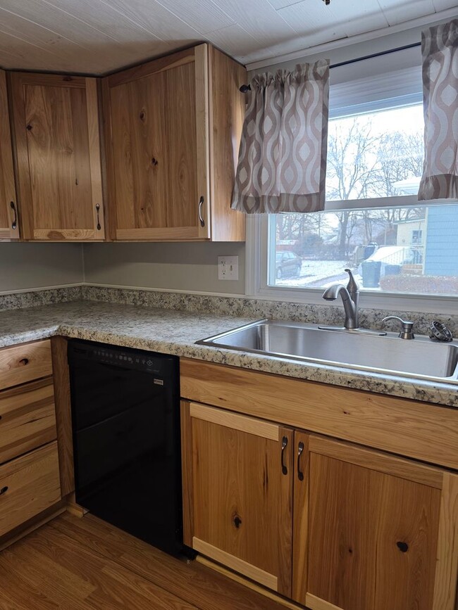 Building Photo - Spacious Home Across from University of Findlay