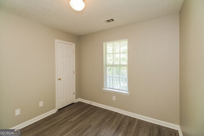 Building Photo - 8303 Lakeview Dr SW