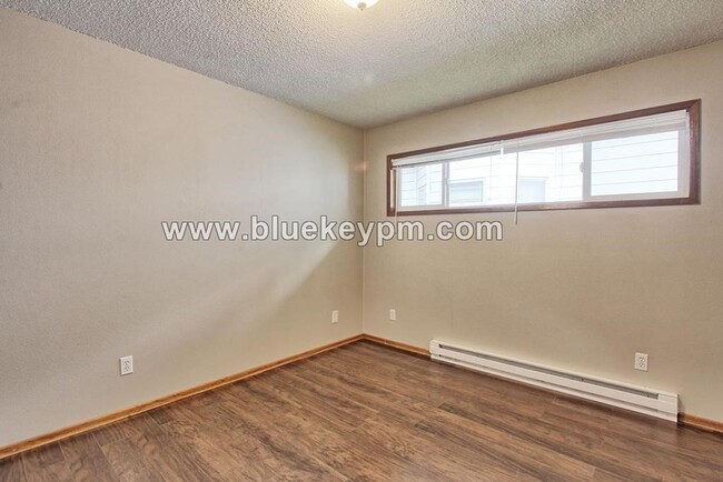 Building Photo - 1 Bed, 1 Bath Apartment with 1 Car Garage