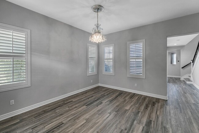 Building Photo - Gorgeous 5 Bedroom Home Behind the Gates i...