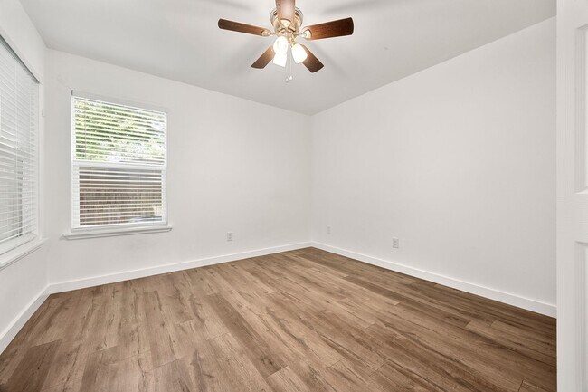 Building Photo - Updated North Austin Condo with Modern Fin...