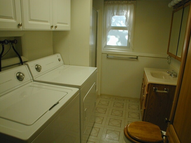 Building Photo - House For Lease