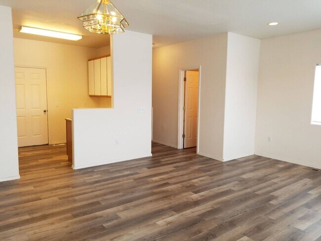 Building Photo - 1706/1708peni