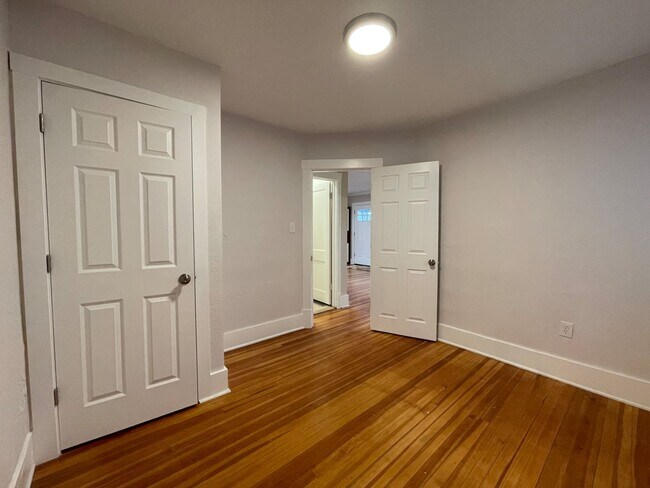 Building Photo - 6 Bedroom/2.5 Bath Home in North Fort Coll...