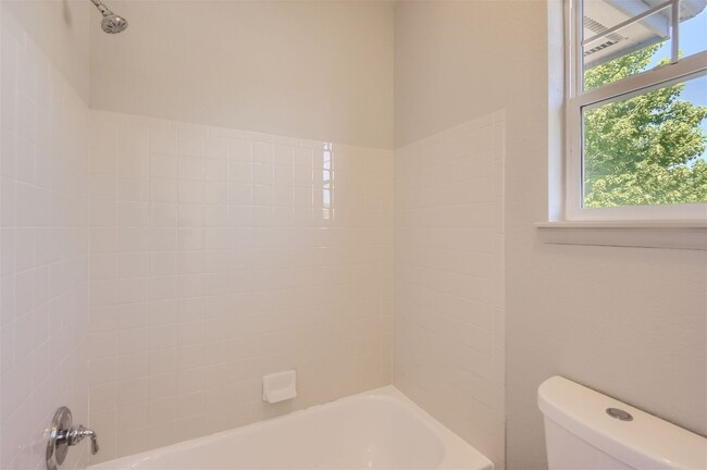 Building Photo - Newly Updated 3 Bedroom, 2 Bath Townhome I...