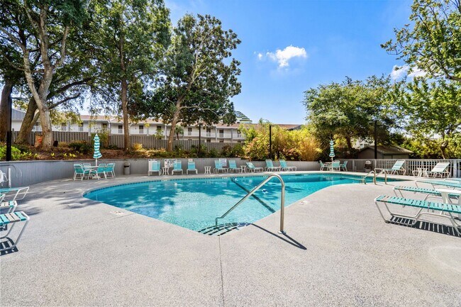 Building Photo - Sea Mark Tower – 3BR Ocean-View Condo