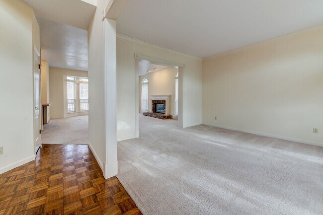 Building Photo - Spacious Parkway South Home with Walk-Out Basement & Large Backyard