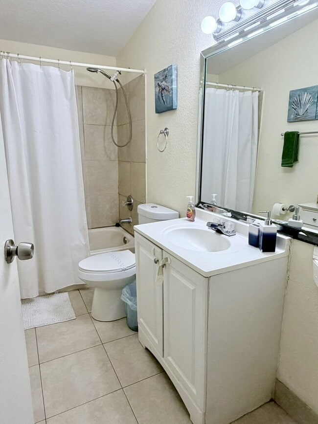Building Photo - "Charming 1-Bedroom for Rent, Oasis in Vibrant West Palm Beach – Your Ideal Urban Retreat!"