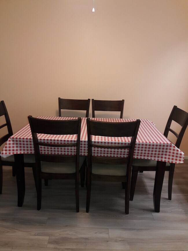 Building Photo - Short term, turnkey furnished, 2 bedroom, 2 bathroom condo in convenient Bradenton location.