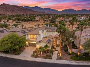 Building Photo - Stunning 5-Bedroom Home & Expansive Entertaining Areas in Red Rock Country Club