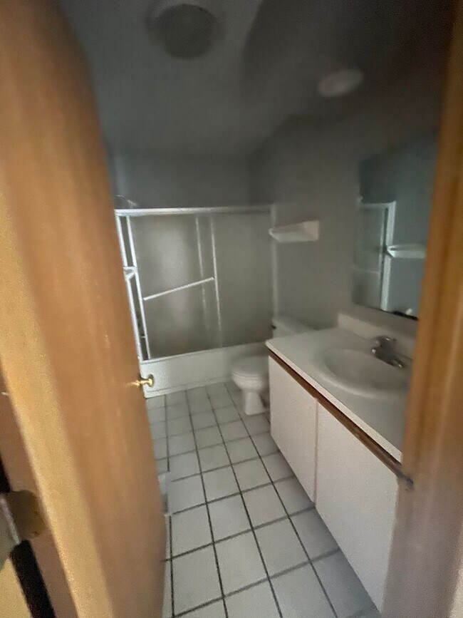 Building Photo - OSU North Campus 5 bedroom 2 bath apartment