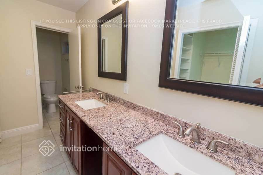 Building Photo - 1384 SW 14th Ave