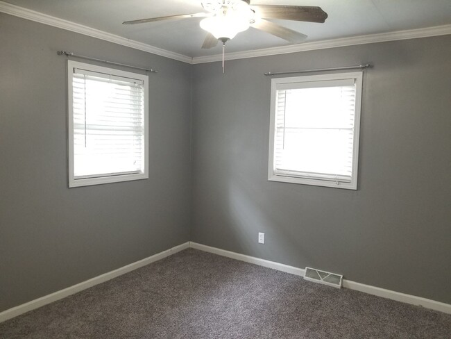 Building Photo - BEAUTIFUL UPDATED 3 BEDROOM 2 BATH HOUSE!