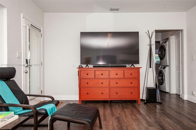 Building Photo - 1050 NW 46th St