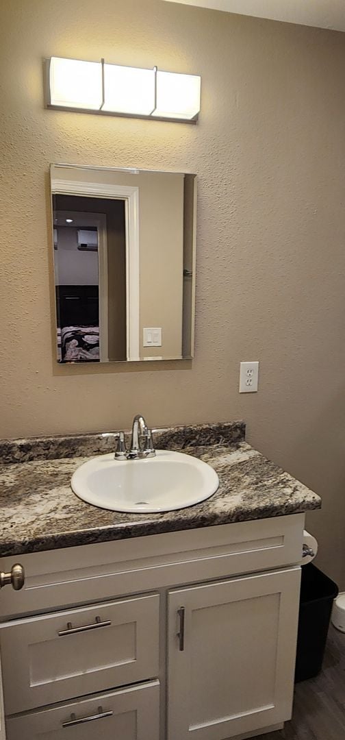 Building Photo - Furnished 1 bedroomu unit available now!