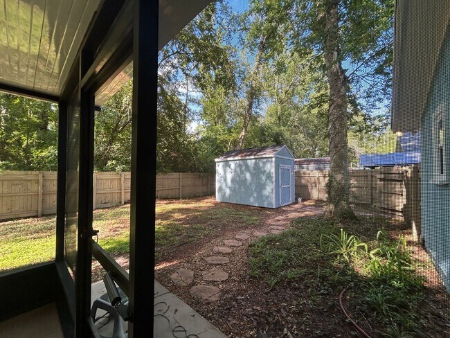 Building Photo - Dream home awaits: stunningly updated 3 be...